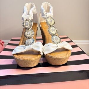 Patrizia Pegaxandra White Size 6.5-7 Women's Wedges